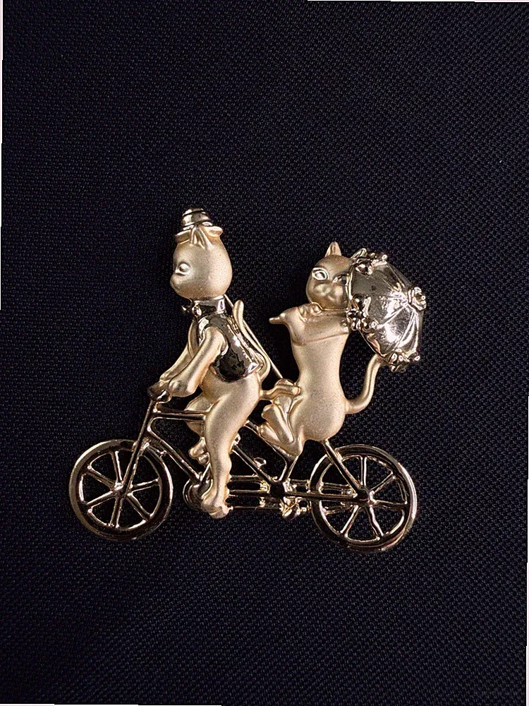 Tandem Bicycle Pin Brooch Gold Tone Cats Riding Bike Umbrella AJC AJ